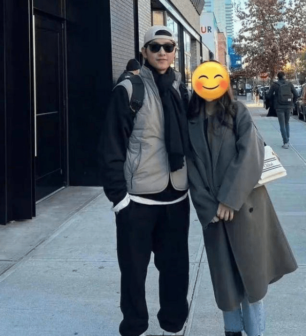 宋仲基一家被偶遇，妻子气质出众，1岁儿子坐婴儿车