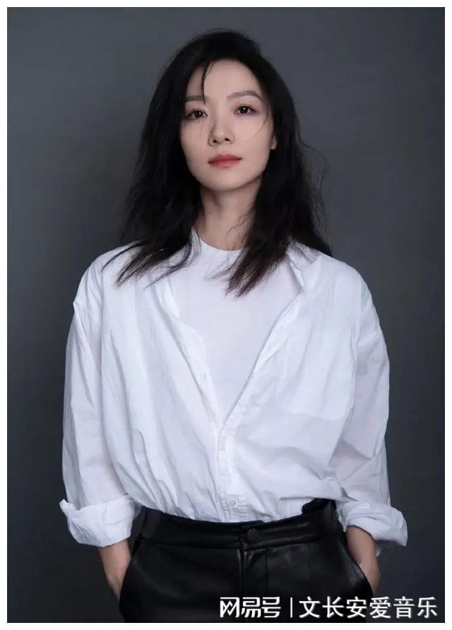 王传君夫妇合体逛街，39岁齐溪素颜露面